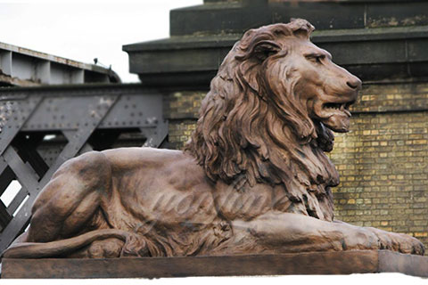 Garden sitting life size bronze lion sculpture in park